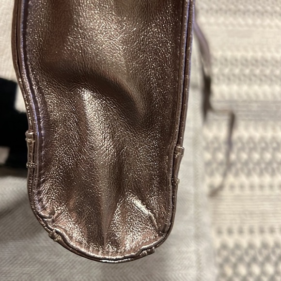 The Sak Silver Metallic Crossbody Bag Adjustable Strap Inside Outside Pockets - Picture 9 of 10